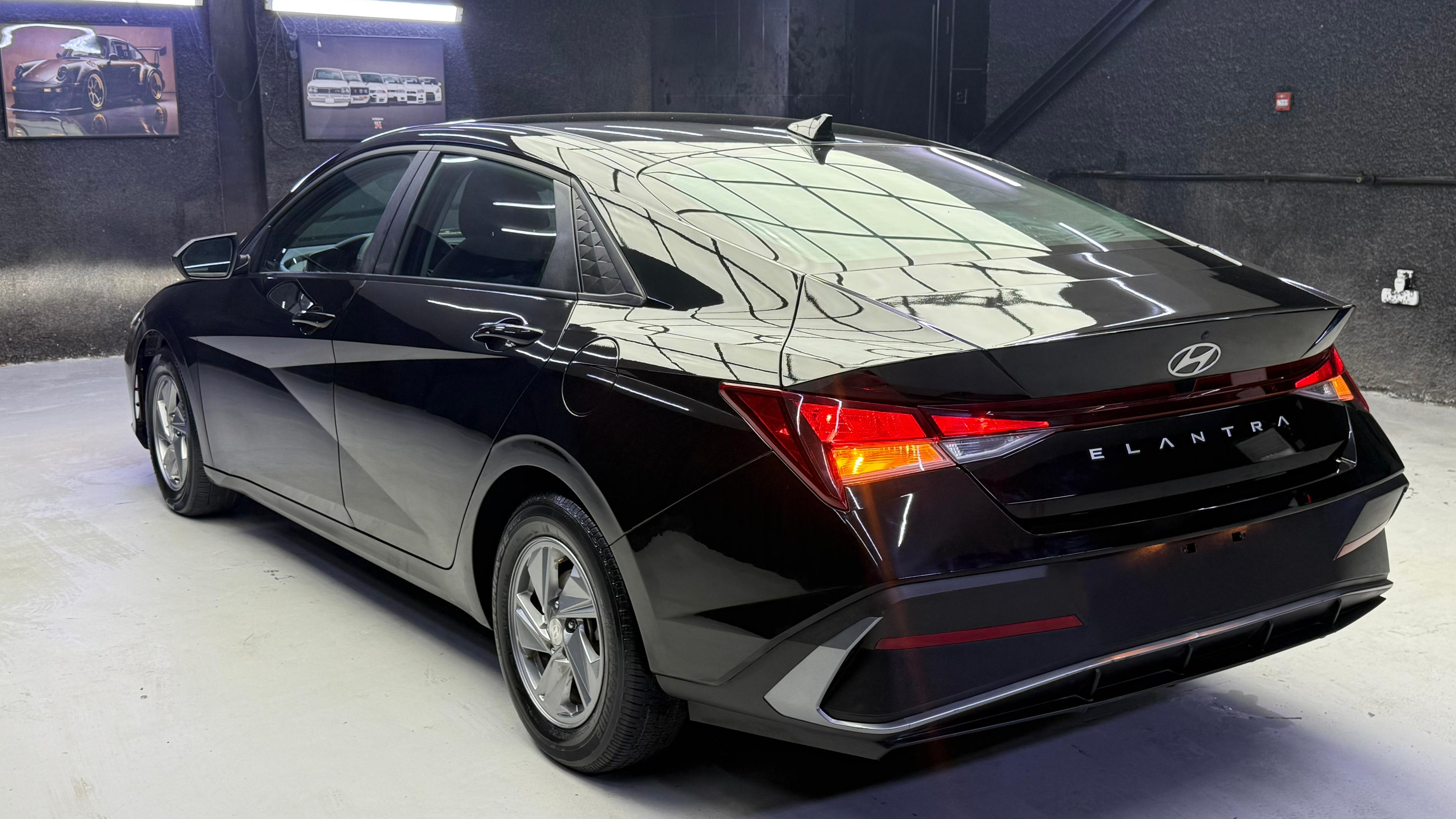 Hyundai Elantra - Image 2