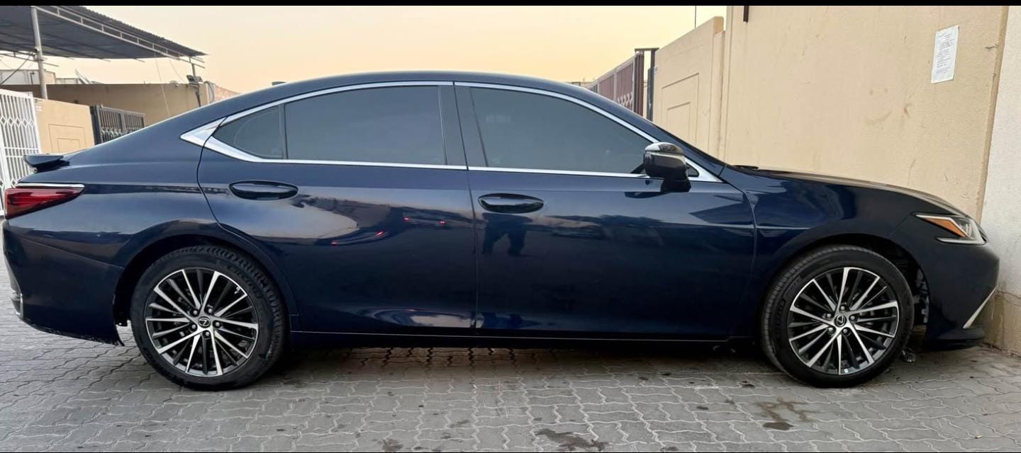 Lexus ES300h - Image 2