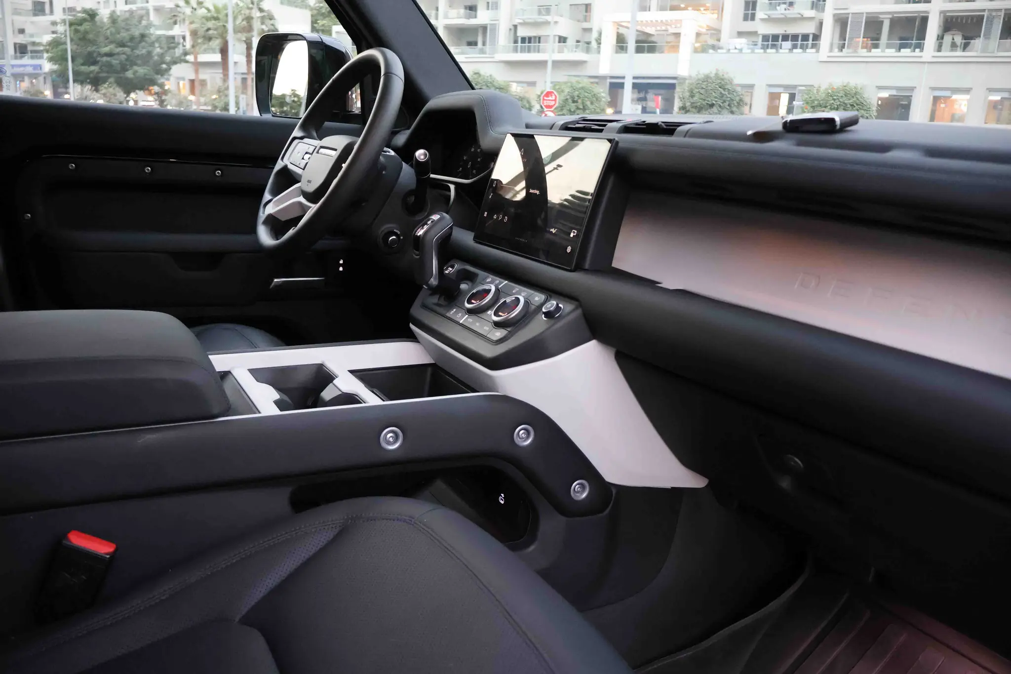 Land Rover Defender - Image 5